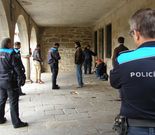 Momento de las identificaciones en los soportales de la Praza da Estrela. 