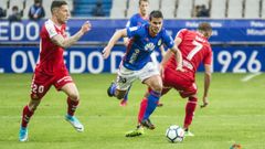 Cotugno conduce el bal�n en el Oviedo-N�stic