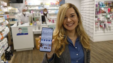 Fátima Rivas no es farmacéutica, pero está casada con uno, Alejandro Gómez-Ulla. Lo que empezó como una forma de ayudar al establecimiento centenario en la parte técnica de las redes sociales se ha convertido en una de las cuentas más influyentes de su sector. Además, los pedidos que les hacían por redes sociales impulsaron también la creación de su página web, que distribuye no solo a nivel nacional sino a todo el mundo.