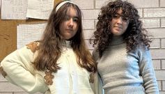 Las estudiantes de 2 de Bachillerato de Artes del IES Valadares de Vigo, Iria Gmez y Paula Blanco.
