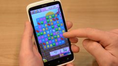 Un usuario jugando al �Candy Crush� en un m�vil en una imagen de archivo