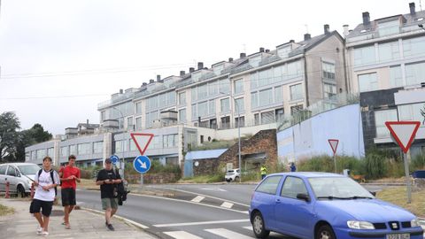 La urbanizaci�n, rodeada de maleza tras a�os de abandono, se encuentra justo al lado de la rotonda de entrada a Ares