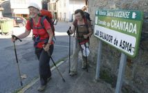 <span lang= es-es >Una ruta internacional</span>. Aun sin ser oficial, el Camino de Invierno atrae cada vez a m�s peregrinos, como las berlinesas Evelyn Thomas y Silke Kriete, fotografiadas hace unos meses en Chantada. 