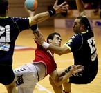 Cacheda, en la foto con Eijo, fue uno de los puntales del Octavio en el derbi de Asobal .