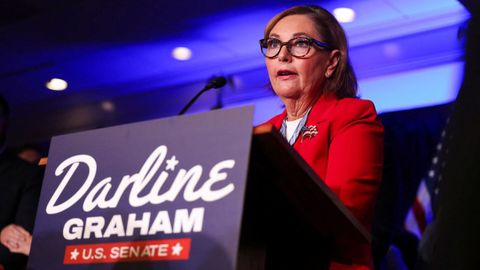La senadora Darline Graham se dirige a sus seguidores en un acto en Columbia
