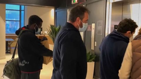 Primeras im�genes de los supervivientes del Villa de Pitanxo�a su llegada al hotel de Canad�