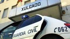 Un coche de la Guardia Civil, frente al juzgado de Chantada en una fotograf�a de archivo