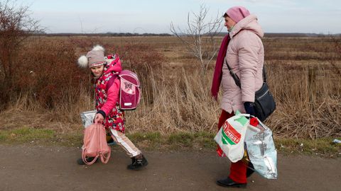 Muchas familias con nios intentan abandonar Ucrania