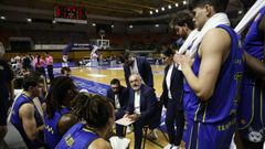 Moncho L�pez y sus asistentes repasan una acci�n a realizar el d�a del triunfo ante el Alicante