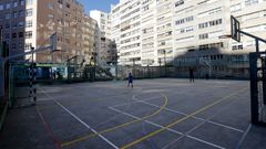 La pista de juego de la plaza San Pablo, en A Corua, donde jugaban al baloncesto un grupo de unos tres chavales increpados por una pandilla de, al menos, 15 adolescentes 