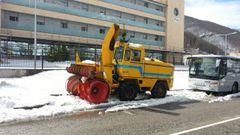 La mquina fresa que debera limpiar la AS-112 estacionada en Felechosa