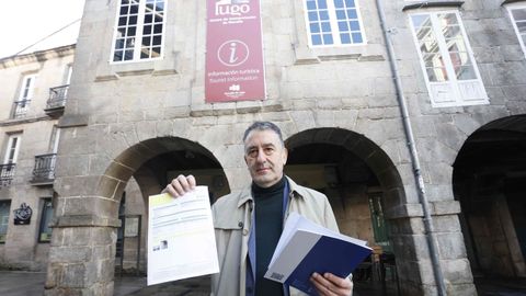 El concejal del PP Agust�n Gallego, ante el Centro de Interpretaci�n da Muralla