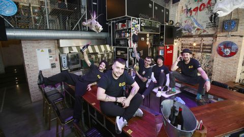 La barra en forma de U alrededor de la cocina es el elemento ic�nico de Pracer Zalaeta, el restaurante coru��s �de cocina gamberra� de Moncho Bargo y Javier Freijeiro. 