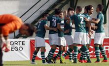 El Coruxo disfrut� ayer de un partido pl�cido que acab� en goleada y que le permite situarse como l�der de su grupo. 