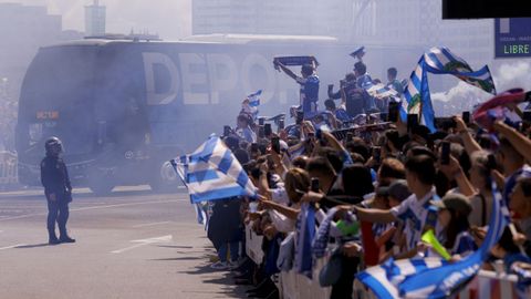 El recibimiento al autob�s del D�por justo antes del duelo contra el Andorra