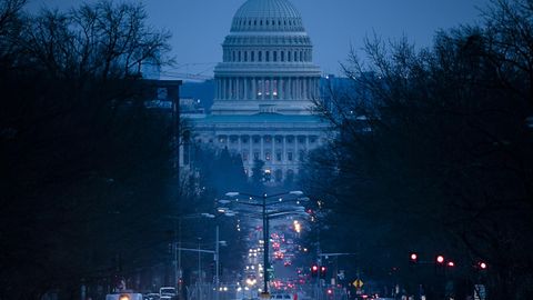 Una calle de Washington, con el Capitolio al fondo