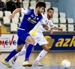 Nacho Pedraza conduce el bal�n ante Hugo. 