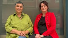 Ugia Pedreira, a la izquierda, y Patricia G�mez, ante el local que abren al p�blico este viernes en Foz