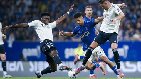 Ilyas Chaira, ante�Tchouam�ni y Fede Valverde en el Real Oviedo-Real Madrid