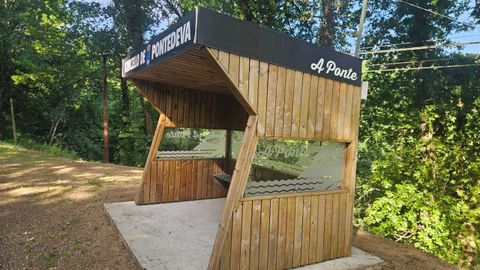 Marquesina del Concello de Pontedeva cuyo dise&ntilde;o se replicar&aacute; en otros municipios del Geodestino Ribeiro-Carballi&ntilde;o.