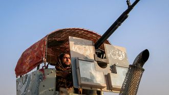 Un soldado talib&aacute;n opera un ca&ntilde;&oacute;n antia&eacute;reo, tras intercambios de disparos entre fuerzas de Pakist&aacute;n y Afganist&aacute;n.