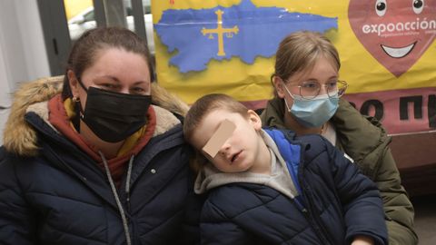 Liudmyla Starovoit (i), que hoy a llegado al pueblo de Coya acompa�ada de su hijo Misha (c) de 4 a�os, se reencuentra con su su otra hija, Ania Romanenko (d), cuyo padre adoptivo, Rub�n Estu�iga, fue a buscarla a Ucrania al inicio del conflicto