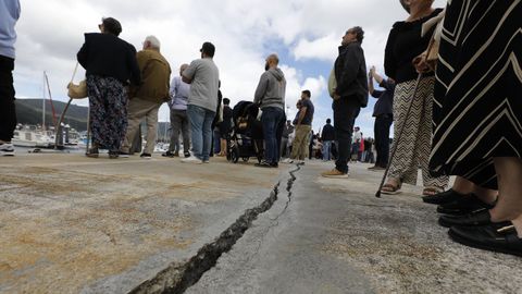 La grieta que cruza el puerto de O Vicedo en las inmediaciones de la lonja es muy visible