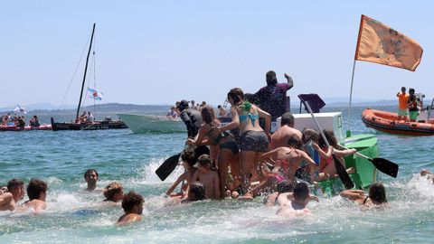 Festa da Dorna: Rejata de Embarcasi�ns feitas a machada e pan de millo na playa de Coroso