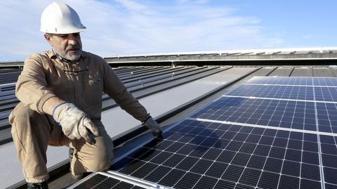 Instalaci�n fotovoltaica para una granja de Lugo, en foto de archivo