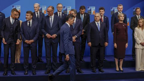 El presidente del Gobierno, Pedro Snchez, llega para posar en la foto de familia de la cumbre de la OTAN