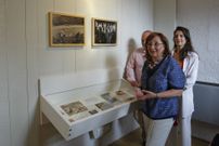 En primer t�rmino, Mercedes Rozas, comisaria de la exposici�n.