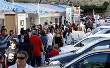 Numeroso p�blico visit� los puestos de la feria.