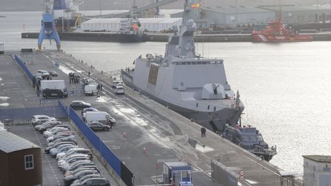 Unidades policiales despelegadas en el puerto de A Coruña, donde está atracado el buque militar francés