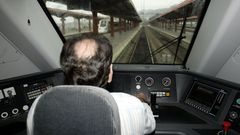Un maquinista circulando por una de las l�neas ferroviarias de Galicia