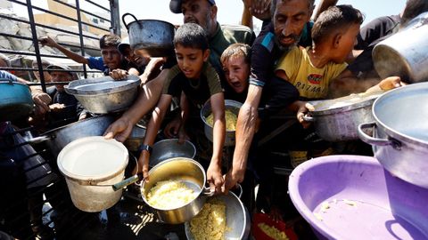 Una cola del hambre en Gaza
