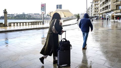 Numerosas personas se marchaban, maleta en mano, de la villa turstica este domingo. 