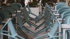 Algunos locales hosteleros no recogen sus terrazas cuando estn cerrados.