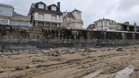 Corrimiento de piedras hacia la playa