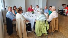 EN MUXÍA. En la foto, una de las mesas de la comida celebrada en el parador de Muxía con exempleados (jubilados) de la empresa Germain Comte. Daniel, el hijo del fundador, se desplazó expresamente a la zona para estar con ellos y visitar a muchos en sus casas. Su hijo Didier ya es el actual responsable.