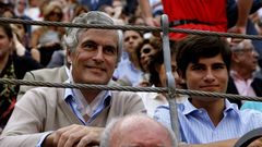 Adolfo Su�rez Illana, acompa�ado por su hijo, el pasado jueves en la plaza de toros de Las Ventas.