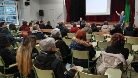 La reuni�n de vecinos se celebr� el martes en el sal�n de actos del IES Monte das Moas