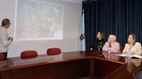 Silvia Agrafojo, Teresa Villaverde y Ethel V�zquez, en la explicaci�n de las obras de saneamiento