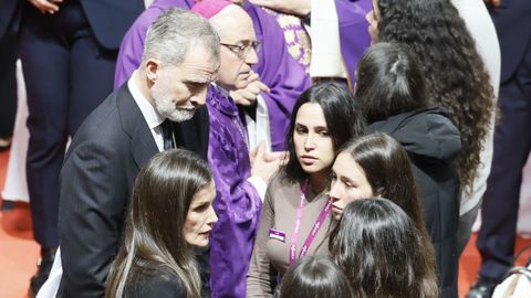 Los reyes saludan a familiares y v�ctimas del accidente de Adamuz