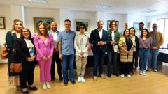 Xerome Vence Nieto, o ga�ador do certame (cun agasallo na man e chaqueta verde), onte na entrega do premio