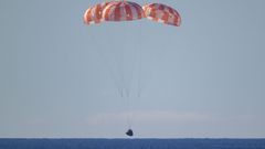 Los paraca�das sujetando la c�psula Orion justo antes del amerizaje.