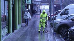 Un empleado limpia una calle este jueves en Toledo.