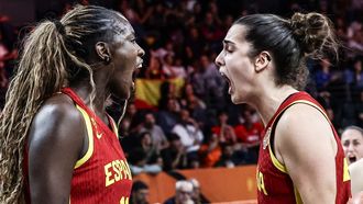 Awa Fam y Paula Ginzo celebran una jugada durante el partido ante Jap�n.