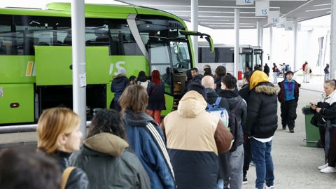 Colas para tomar el autob�s este 7 de febrero en Vigo.