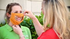 Nicole Lettermann (derecha en la imagen) ajusta a una empleada en Viersen, Alemania, una m�scara con ventana que permite ver la expresi�n del rostro