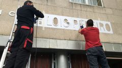 Colocaci�n del r�tulo con el nombre de Lois Pereiro, en abril del 2015